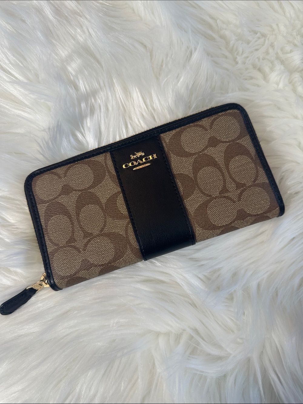 Like New Coach Brown and Black Signature Zip Wallet 🤎🖤